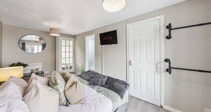 3Bed Gem, Sleep 7, with a TV in Every Room, Garden, Free Parking and Netflix