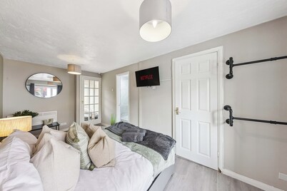3Bed Gem, Sleep 7, with a TV in Every Room, Garden, Free Parking and Netflix