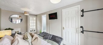 3Bed Gem, Sleep 7, with a TV in Every Room, Garden, Free Parking and Netflix