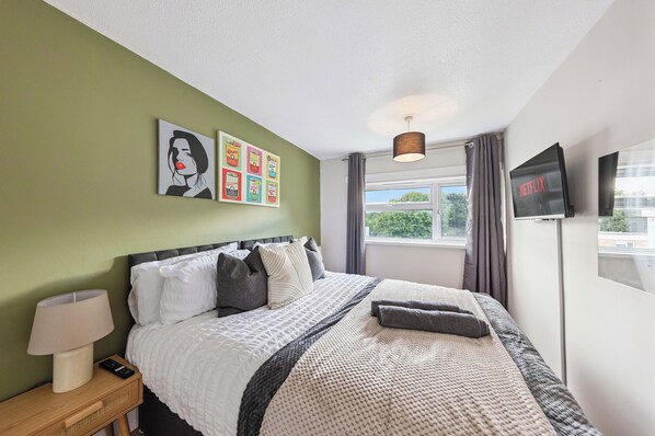 4 bedrooms, iron/ironing board, WiFi, bed sheets