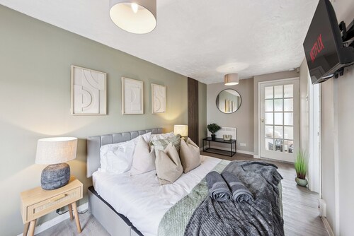 3Bed Gem, Sleep 7, with a TV in Every Room, Garden, Free Parking and Netflix