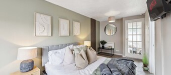 3Bed Gem, Sleep 7, with a TV in Every Room, Garden, Free Parking and Netflix