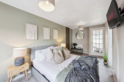 3Bed Gem, Sleep 7, with a TV in Every Room, Garden, Free Parking and Netflix