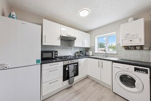 Microondas, horno, placa de cocina