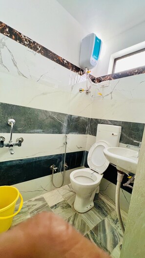 Een douche, handdoeken, zeep, toiletpapier