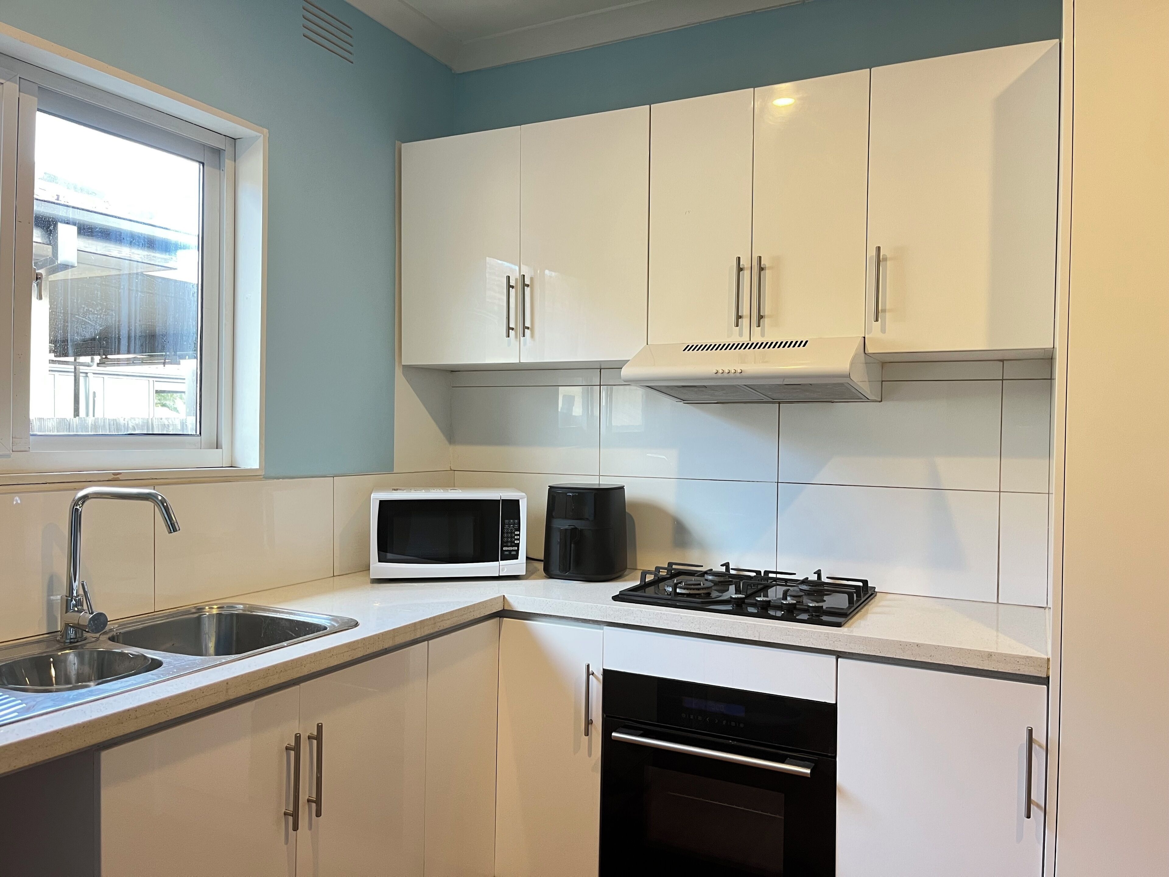 Jääkaappi, mikroaaltouuni, uuni, liesi