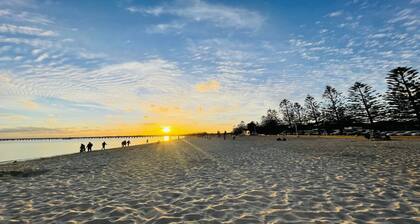 Single-level home with Victorian style furniture in Altona, close to trains