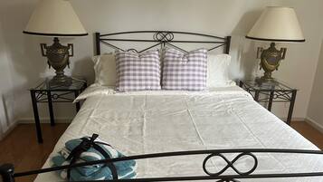 3 bedrooms, iron/ironing board, WiFi, bed sheets