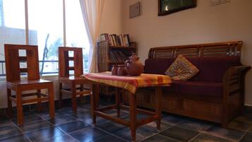 32-inch flat-screen TV with digital channels, fireplace