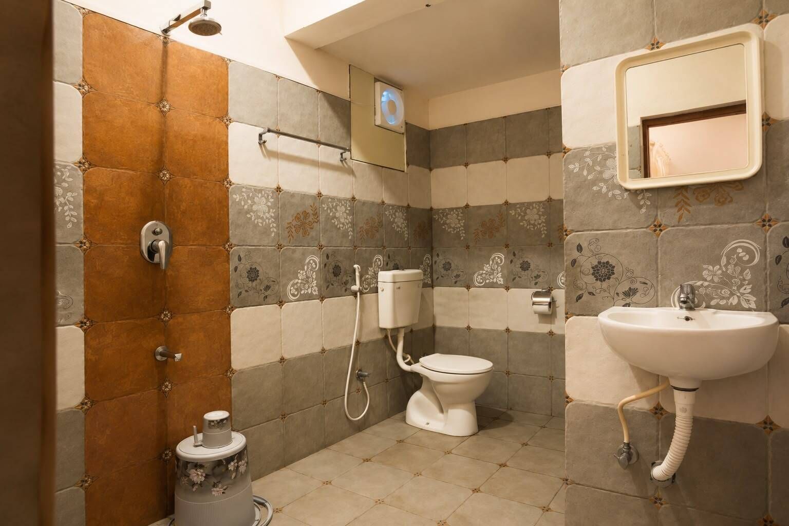 Ein Badezimmer mit Toilette, Waschbecken und Dusche.