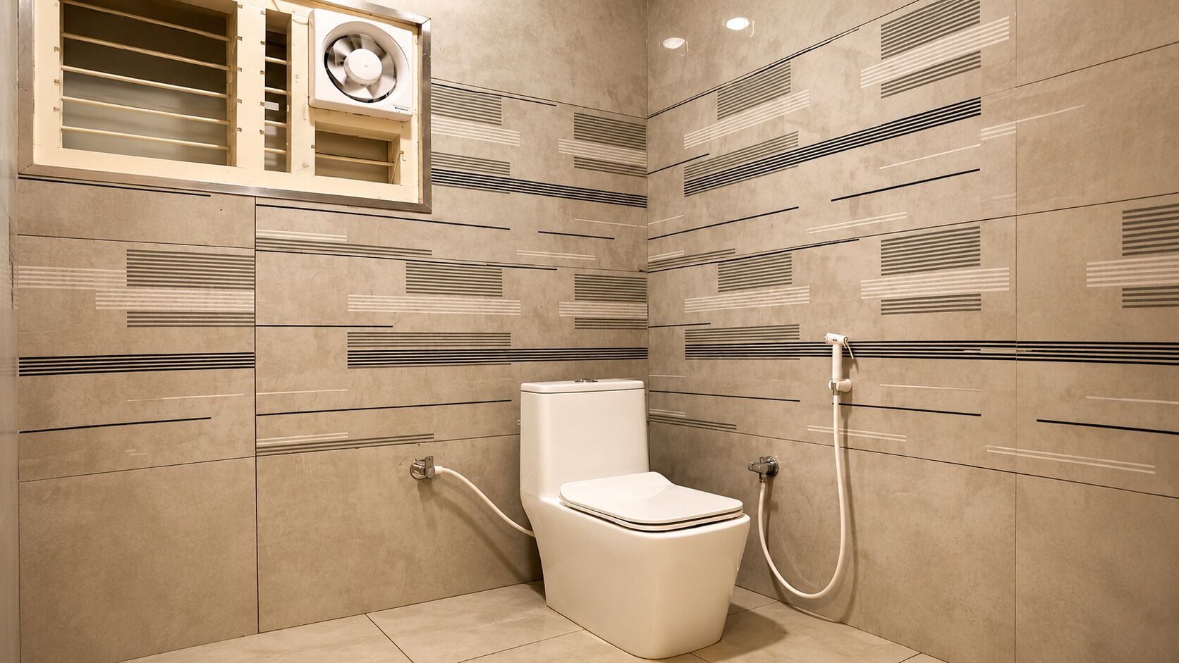 Une salle de bain moderne équipée de toilettes, d’une douche et d’un système de ventilation.
