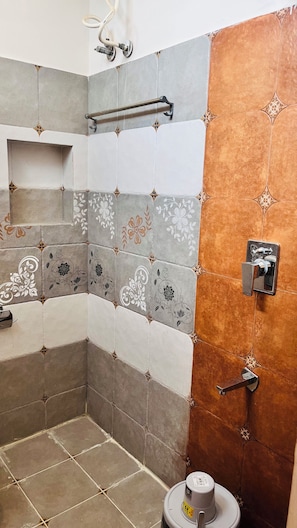 Quarto casal ou duplo luxo, sacada, vista para a montanha | Banheiro | Chuveiro, produtos de toalete grátis, toalhas de banho, sabonete