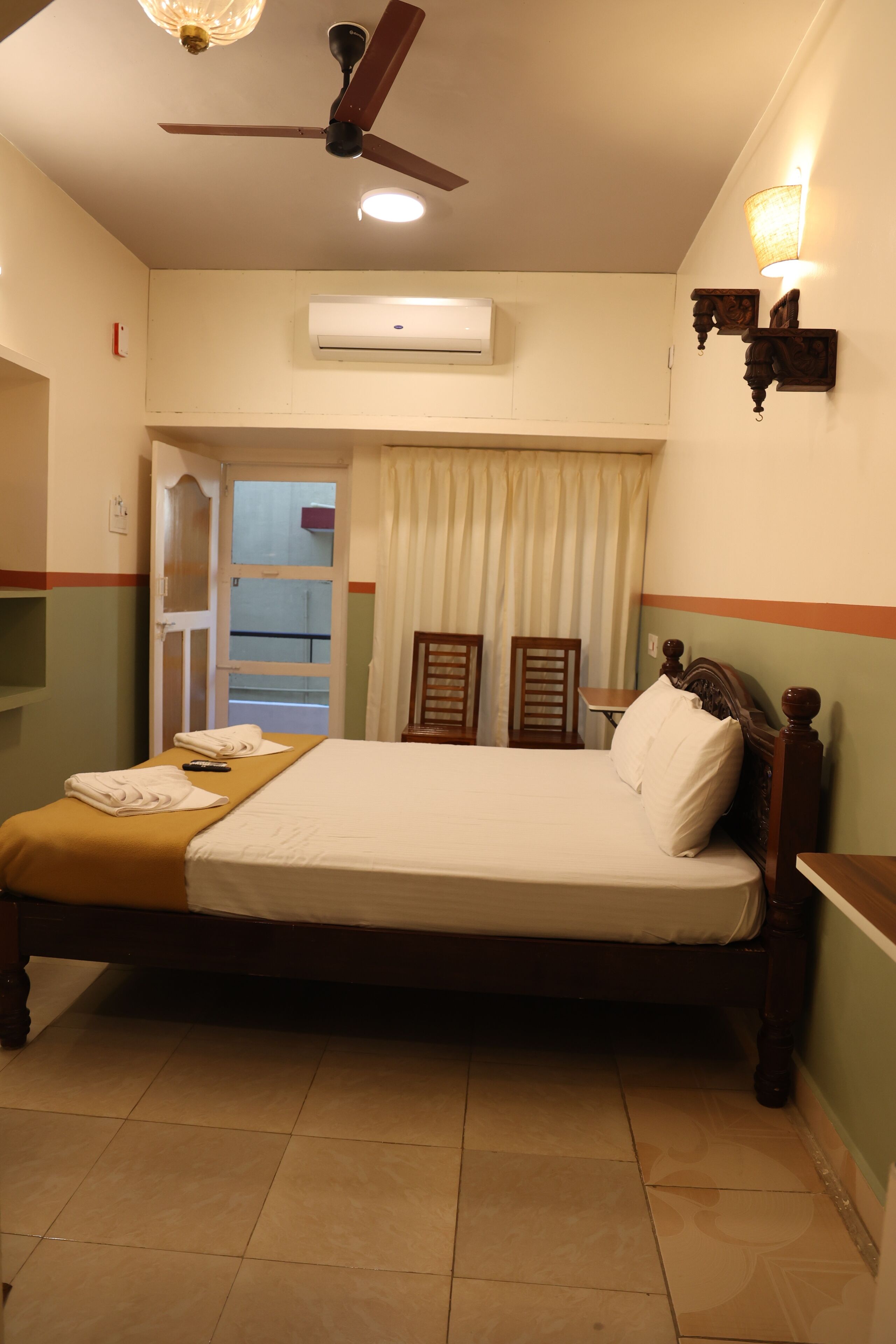 Deluxe Double Room, 1 Bedroom, Balcony | Bathroom | Shower, free toiletries, soap, shampoo
