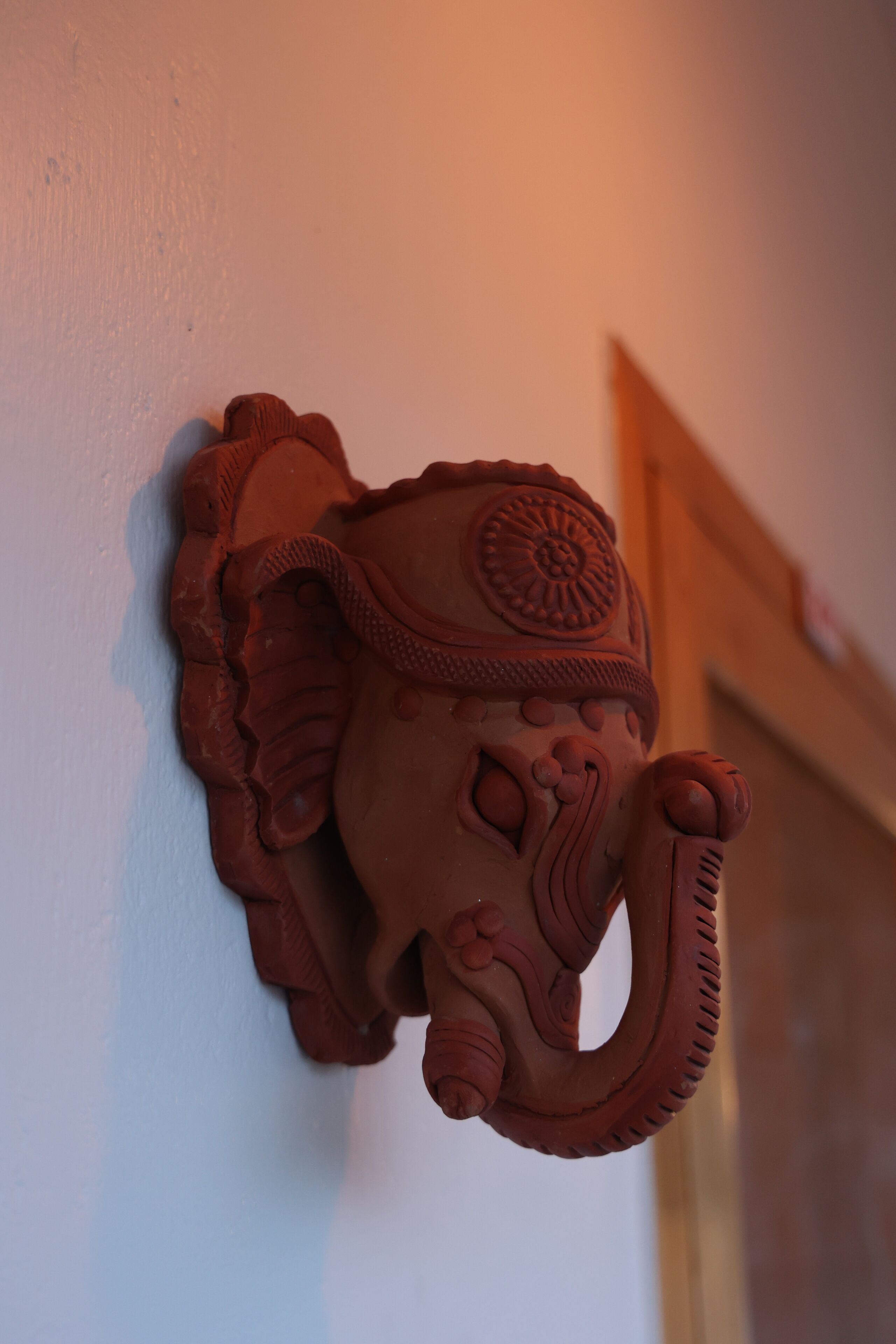 Une décoration murale en forme d’éléphant.
