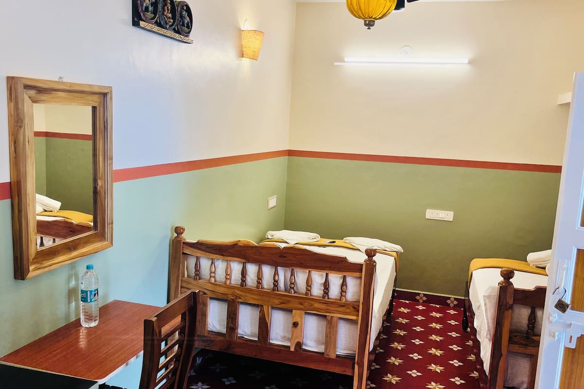 Quarto casal ou duplo, sacada | Escrivaninha, espaço de trabalho para notebook, Wi-Fi de cortesia