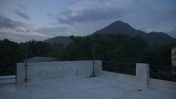 Habitació doble o amb dos llits individuals Deluxe, balcó, vistes a la muntanya | Terrassa o pati