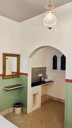 Quarto casal luxo, sacada | Escrivaninha, espaço de trabalho para notebook, Wi-Fi de cortesia