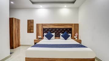 Roupas de cama premium, escrivaninha, Wi-Fi de cortesia, roupa de cama