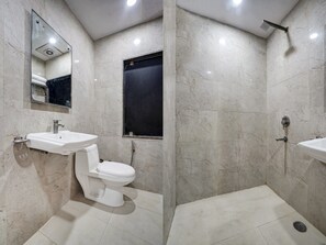 Dusche, kostenlose Toilettenartikel, Haartrockner, Handtücher