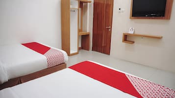 Family Room | Desk, free WiFi, bed sheets