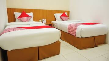 Una scrivania, Wi-Fi gratuito, lenzuola