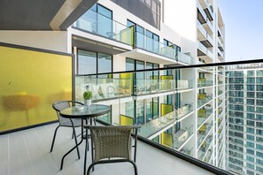 Outdoor dining - Near Gadaf Community Park, Few Minutes Walk to Circle Mall, Short Drive to Dubai Miracle Garden (Dubai)