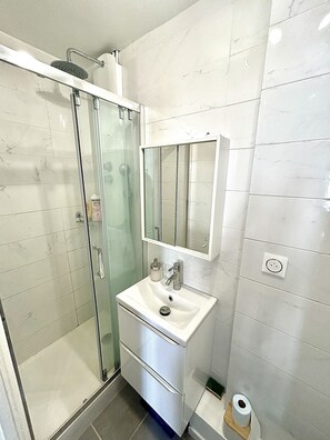 Shower, towels