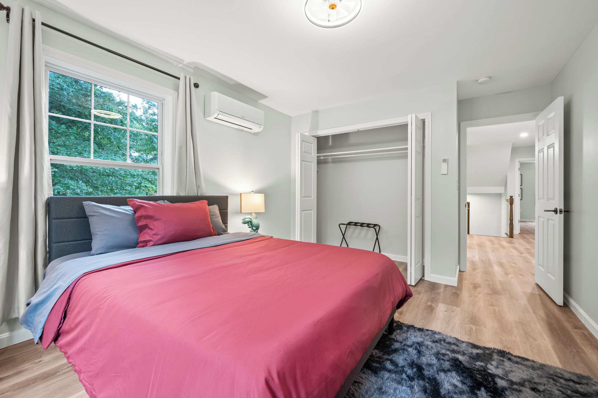 10 bedrooms, iron/ironing board, internet, bed sheets