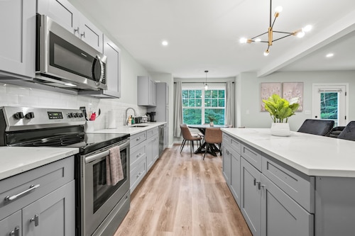 Family-Friendly Retreat - Sleeps 20 in Bloomfield, CT