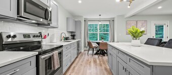 Family-Friendly Retreat - Sleeps 20 in Bloomfield, CT