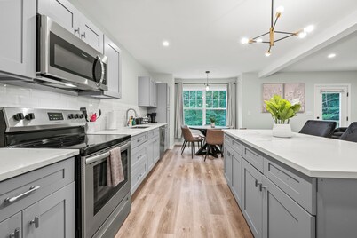 Family-Friendly Retreat - Sleeps 20 in Bloomfield, CT