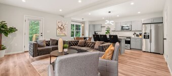 Family-Friendly Retreat - Sleeps 20 in Bloomfield, CT