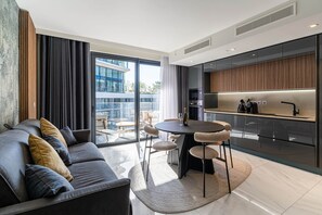 Smart TV - Mercury Suite Designer Apartment with Pool Access (San Ġiljan)