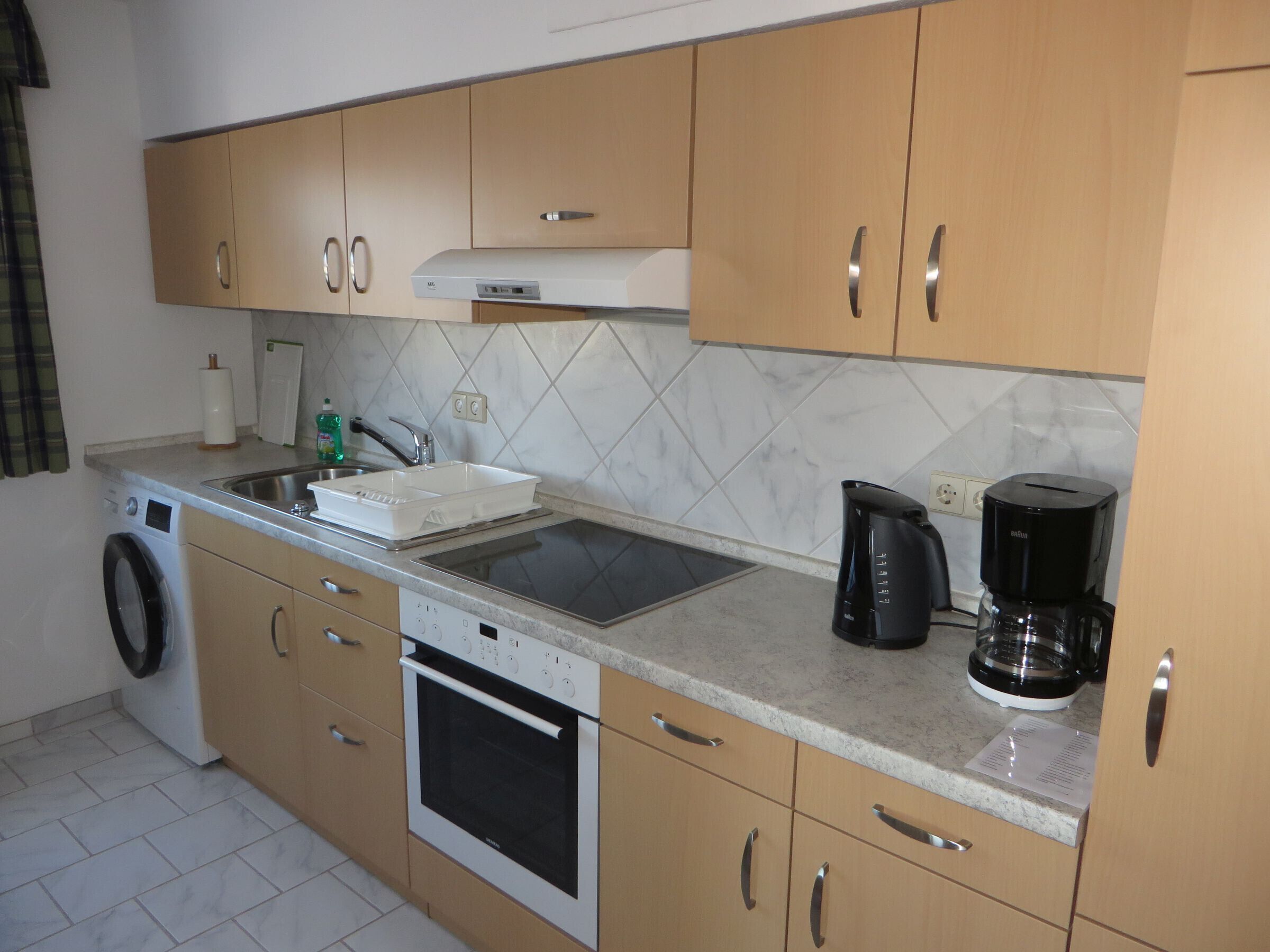 Kühlschrank, Ofen, Herdplatte, Wasserkocher mit Kaffee-/Teezubehör