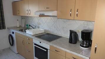 Fridge, oven, stovetop, coffee/tea maker