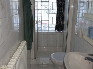 Dusche, Haartrockner, HandtĂŒcher