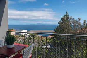 Outdoor dining - Titou Apartment Sea View (Santa Cruz)