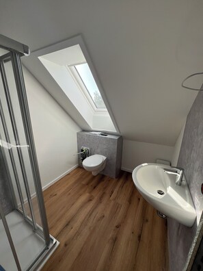 Dusche, Haartrockner, Handtücher, Seife