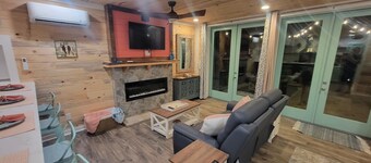 Charming 1-bedroom cabin on Little Blue River.