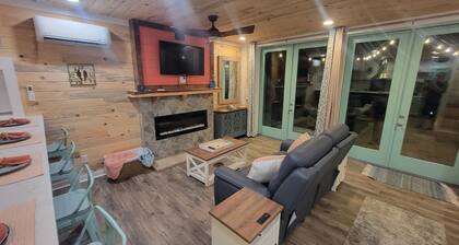 Charming 1-bedroom cabin on Little Blue River.