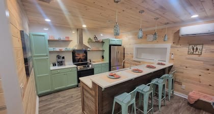 Luxurious cabin on Little Blue River and the Ohio River.