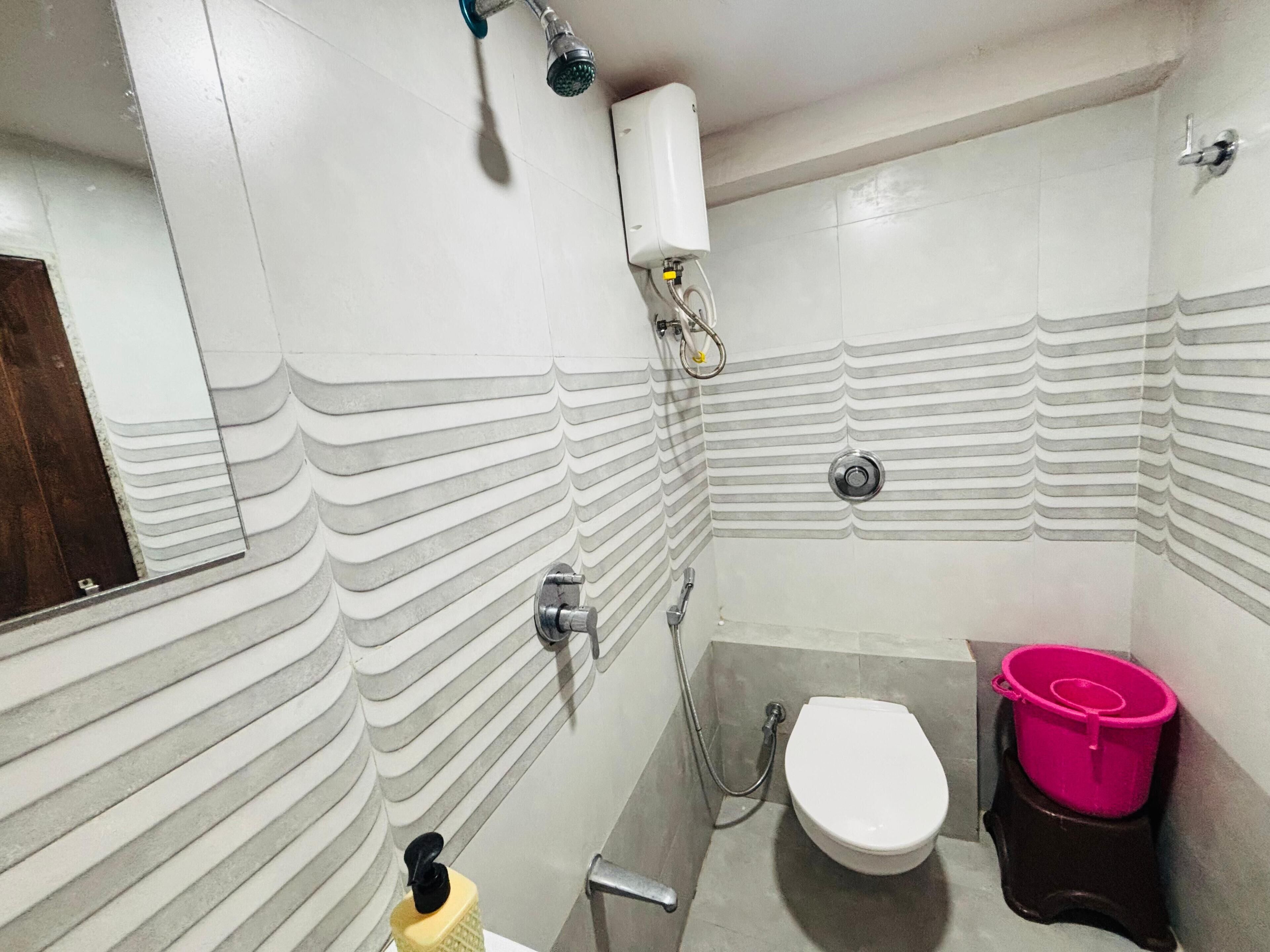 Un bagno piccolo con il water, una doccia e un lavandino.