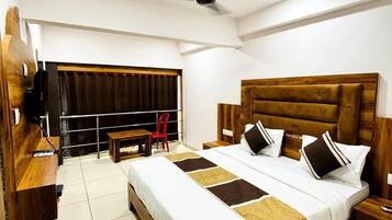 Habitació doble Deluxe, vistes a la ciutat | Llençols de cotó egipci i roba de llit d'alta qualitat