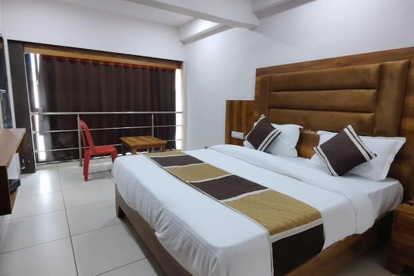 Kamar Double Deluks, pemandangan kota | Seprai katun Mesir, seprai premium, busa memori, dan meja kerja