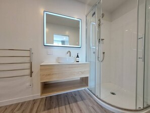 Sèche-cheveux, serviettes fournies