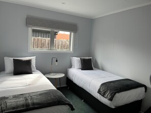 2 habitaciones, tabla de planchar con plancha y cuna de viaje 