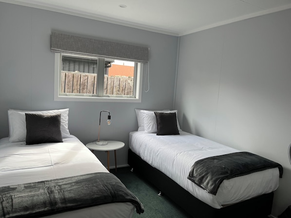 Bügeleisen/Bügelbrett, Reisekinderbett, kostenloses WLAN, Bettwäsche