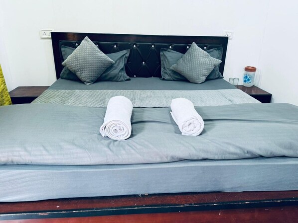 Camas plegables/adicionales y ropa de cama 