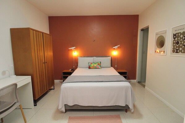 Cortinas blackout, tabla de planchar con plancha y wifi gratis 