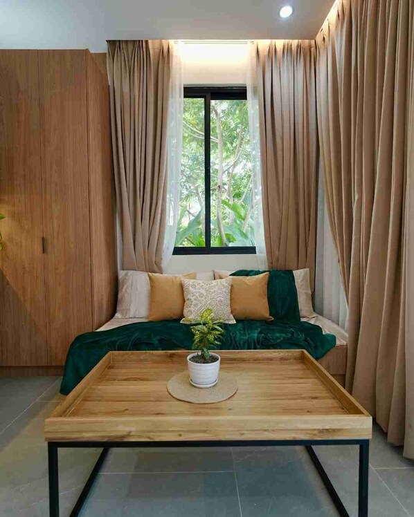 Desk, laptop workspace, free WiFi